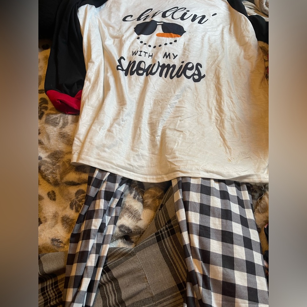 chillin with my snomies pajama set 7X fits more like a 5X $20